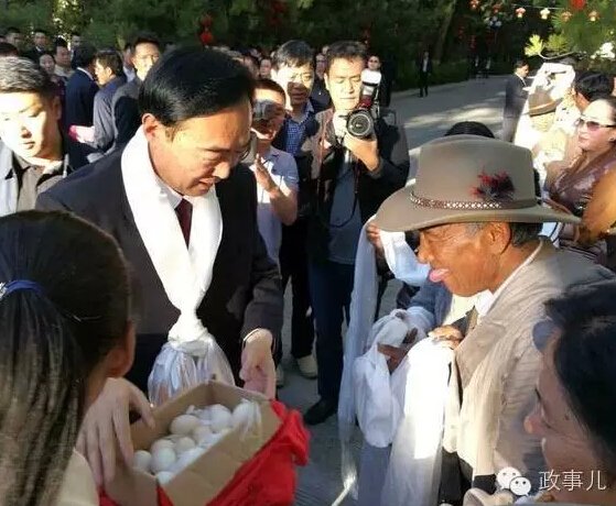 　　西藏民众送行陈全国。