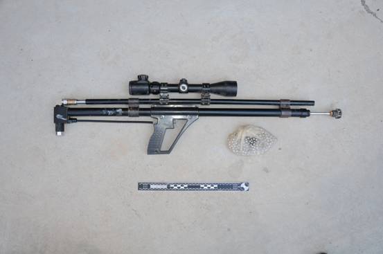 8月30日，石河子市公安局刑侦支队从嫌疑人冯海手中缴获的快排气枪