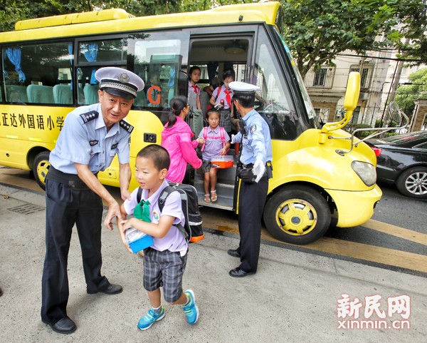 开学首日民警护校见闻:粗心爸爸送娃送错校