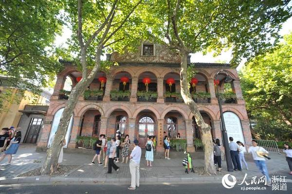 西湖畔北山路上的抱青别墅建于1907年，主体建筑为典型的欧式风格。吴崇远 摄