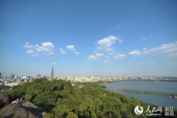 宝石山位于杭州西湖的北里湖北岸，是北山有名的风景区。在这里看西湖一览无余。吴崇远 摄