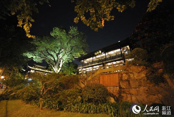 望湖楼傍湖而建，是一处绿树掩映、岩峦烘托、飞檐凌空、典雅古朴的楼阁。吴崇远 摄