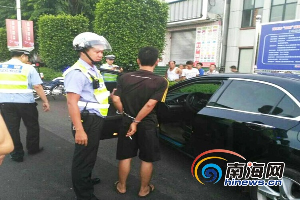 男子吸毒后违停大睡 海口交警从车上搜出毒品