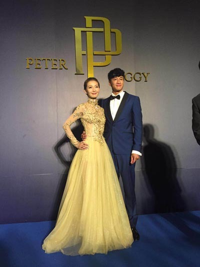 何润东婚宴内场照曝光:新郎遭新娘林静仪强吻