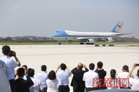 “空军一号”抵达萧山国际机场。