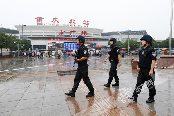 三名特警队员组成的三人快处小组全副武装，正在重庆北站南广场地面巡逻。记者 石涛 摄