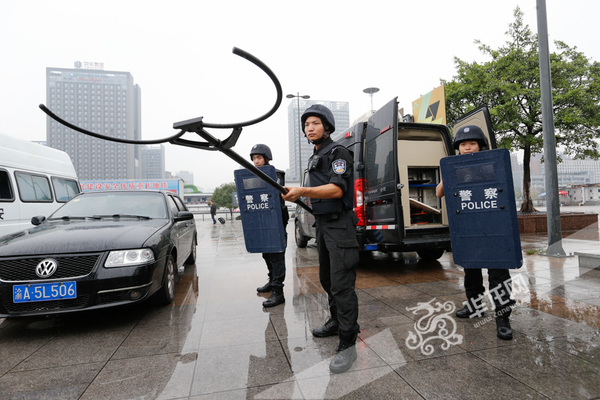 特警队员展示车辆上常备的警用装备.记者 石涛 摄