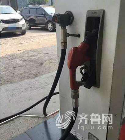 济南小伙加油站被喷汽油 致下体红肿肝脏受损