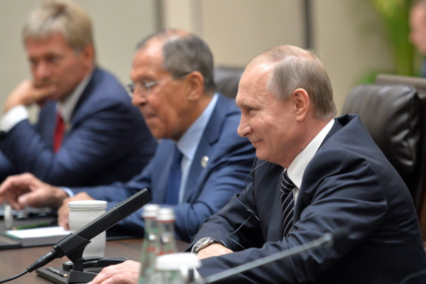 　　看普京笑得多灿烂