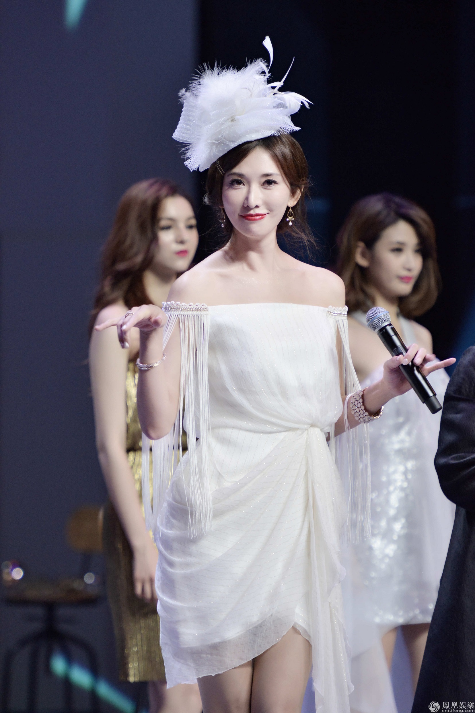 T台秒变百老汇 这才是林志玲的正确打开方式_凤凰娱乐