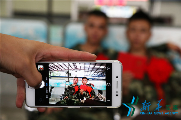 再合影一张。李启雄摄