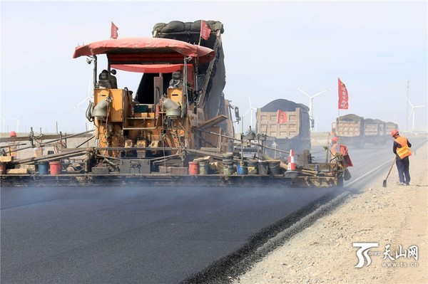 9月4日，施工机械在京（北京）新（新疆）高速公路新疆哈密路段铺油。