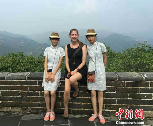 资料图:长城上的游客。吕春荣 摄