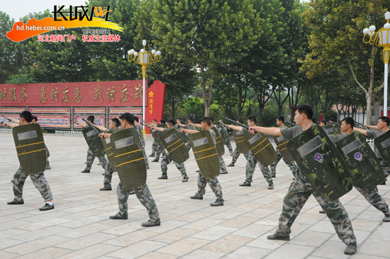 警棍盾牌操演练.杨楠 摄