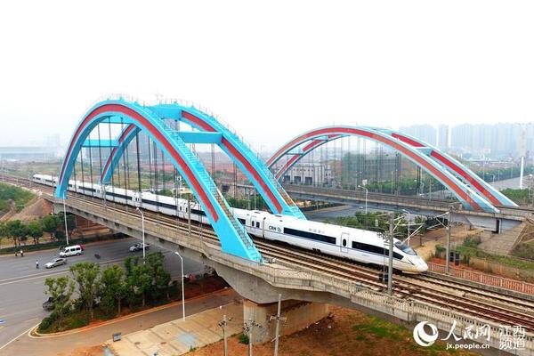 9月9日9时许，南昌西至杭州东G1452次高速列车通过南昌红谷滩新区彩虹桥。