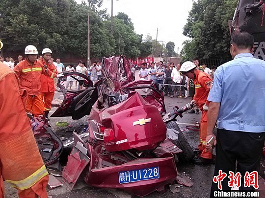 206国道江西乐平工业园段发生惨烈交通事故 致