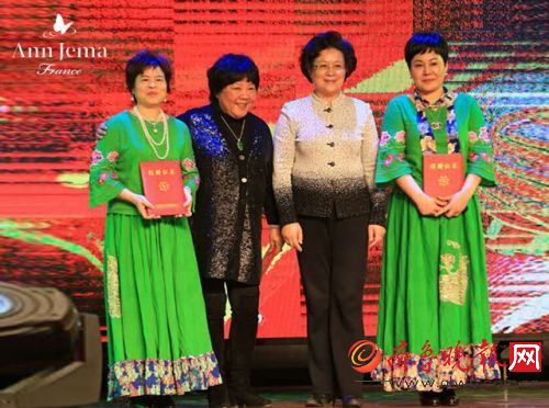 王安祥女士接受大会颁发的慈善荣誉证书