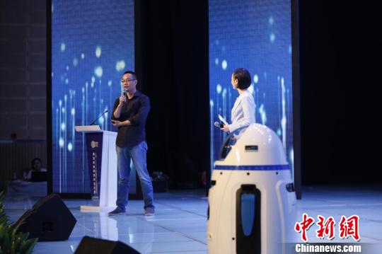 参赛选手带着“机器人”搭档参加路演 唐娟 摄