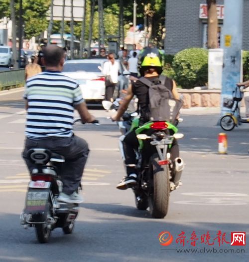 无牌大赛车摩托