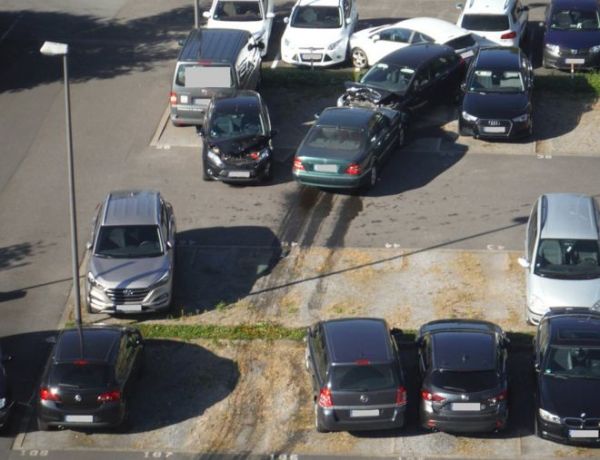 1名75岁女性驾驶在迪伦市1处停车场冲撞14辆车。