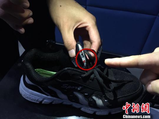 图为特制偷拍鞋，红圈处为摄像头。　警方供图摄
