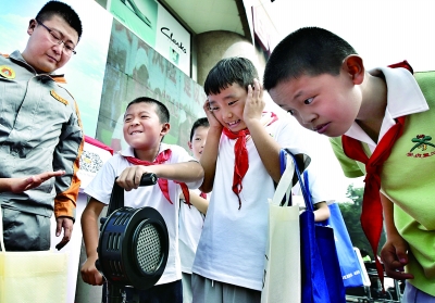  防空警报 器亮相_凤凰资讯