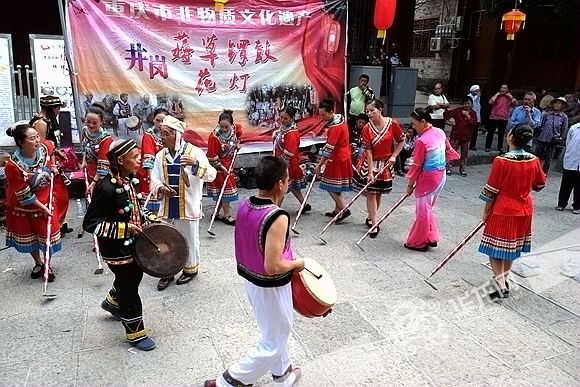 表演薅草锣鼓 吴雁 摄