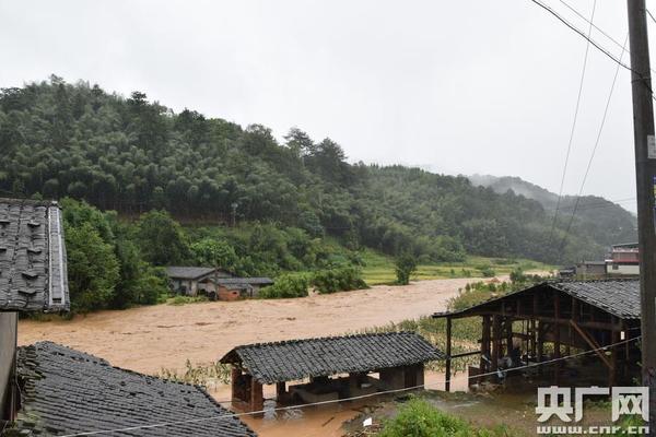福建三明永安洪水围困村庄 消防官兵安全转移4人(姜超 张涛 摄)