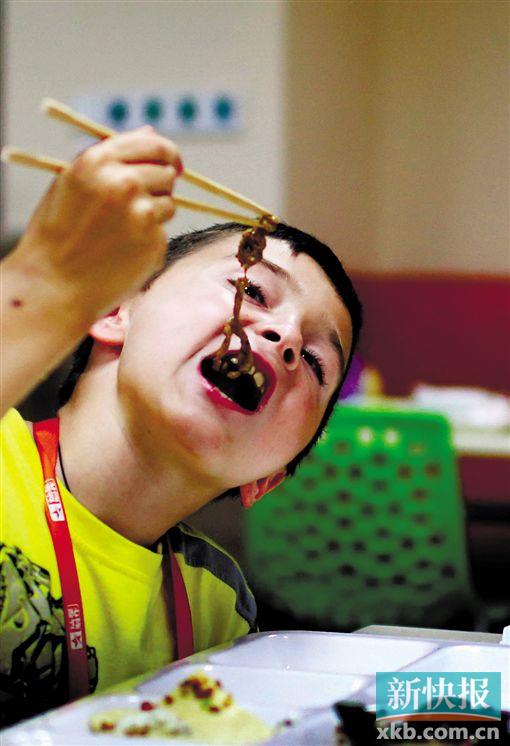 ?来珠海的一个多月,小冈察经常跟着爸爸在食堂吃饭,已经会用筷子了。他认为:“用筷子比驯狮要难。”