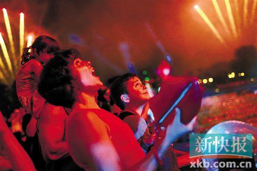 ?一整天的排练和体能训练结束后,傍晚,冈察洛夫带着妻子、儿子和女儿在园区观看精彩的焰火表演。