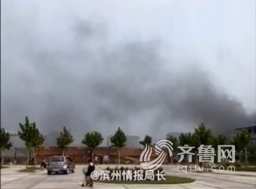 滨州沾化体育馆发生火灾,网友上传视频截图。