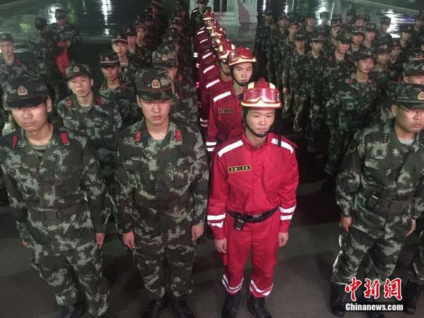 福州武警交通部队驰援厦门台风灾害核心区域