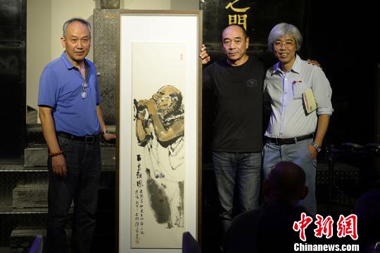 著名画家徐建明在开幕式上将其创作的人物作品赠送给陶泽如先生。 泱波 摄