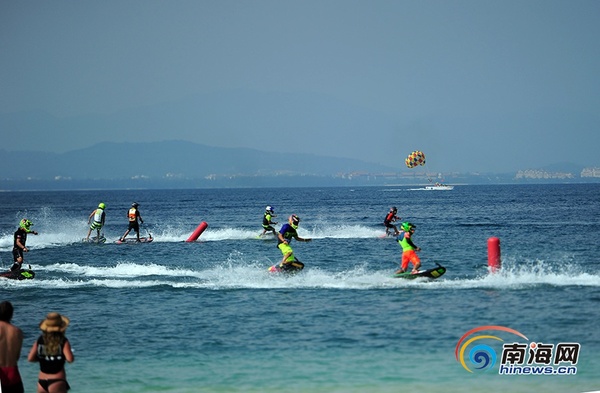 　　9月18日，三亚蜈支洲岛海域，选手在2016 FIDSM动力冲浪板国际赛中角逐。南海网记者 沙晓峰 摄