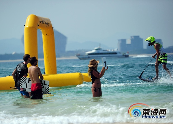 　　9月18日，三亚蜈支洲岛海域，选手在2016 FIDSM动力冲浪板国际赛中角逐。南海网记者 沙晓峰 摄