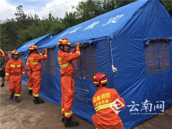 为受灾村民搭建帐篷。