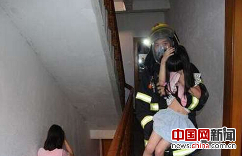 消防官兵营救被困人员