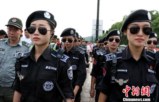 图为杭州西湖女子巡逻队。　何蒋勇　摄