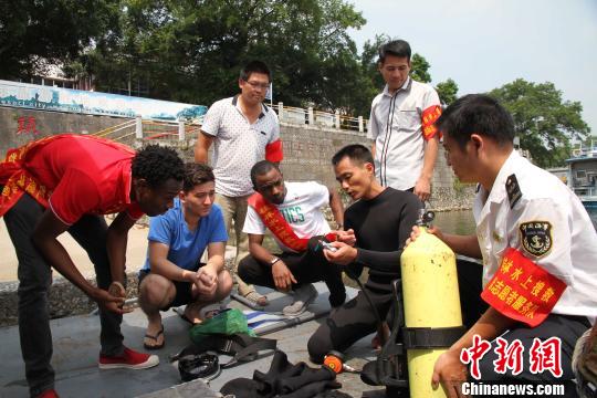 中外搜救志愿者参与漓江水上突发事件实操演习