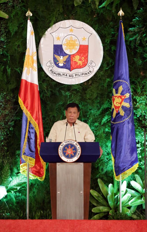 资料图片：6月30日，菲律宾新总统杜特尔特宣誓就职。（新华社发）