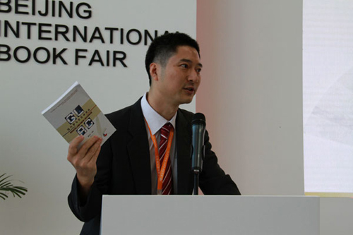 董希骁在第23届北京国际图书博览会上推介他编著的《现代罗马尼亚语语法》
