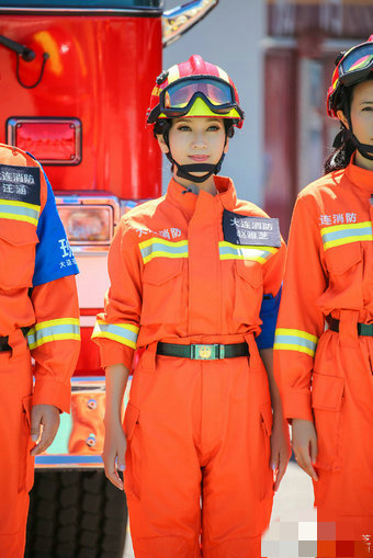 赵雅芝上演制服诱惑 变身消防员英姿飒爽