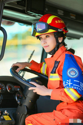 赵雅芝上演制服诱惑 变身消防员英姿飒爽