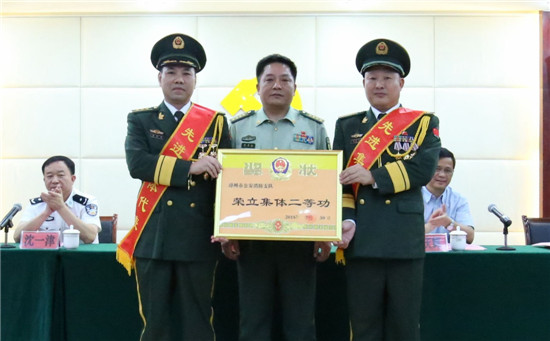 福建消防总队农有良政委为漳州消防支队颁发集体二等功奖状