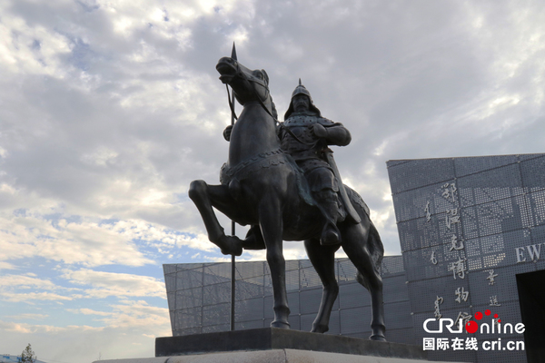 鄂温克自治旗博物馆前的鄂温克族历史名人海兰察铜像(摄影 屈功泽)