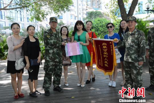 图为厦门外附小师生代表慰问支队官兵。 林勇发 摄 21日,厦门外国语学校附属小学的师生代表带着全校师生对武警漳州支队官兵支援厦门灾后崇高敬意,来到正在筼筜湖南岸紧张作业清理的劳作现场,慰问官兵,送上锦旗、感谢信和慰问品,表达对支队官兵的衷心感谢!