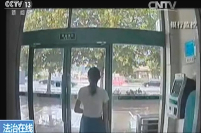 徐玉玉将学费汇给嫌疑人后,焦急地等待对方的回电。图片来源/央视截图