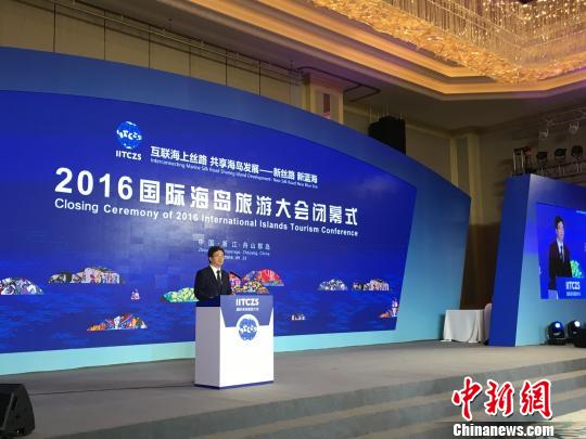 图为2016国际海岛旅游大会闭幕式现场。 李佳赟 摄 中新网舟山9月23日电(记者 李佳赟)从澳大利亚珊瑚礁海岸来到海天佛国,澳大利亚杰尔顿市市长ShaneVanStyn点赞中国市场商机无限。他表示,这次来舟山,希望能与当地旅游界人士零距离对接、建立关系,为今后更好地打开中国市场找到一条成功途径。 不仅澳大利亚对中国市场充满期待,如今,发达的海上运输和互联网络已经将世界各国紧紧地联系在一起,巨大的市场、无穷的商机,促成了中国与境外海岛国家和地区的更广泛合作。 9月23日,2016国际海岛旅游大