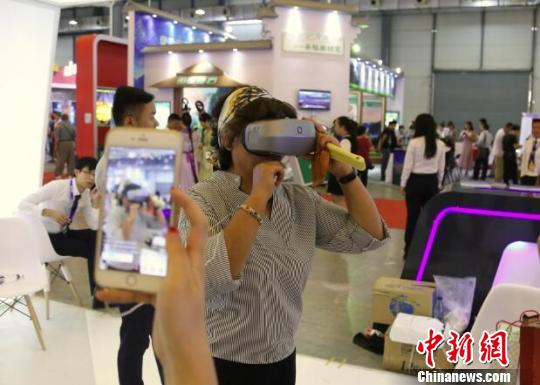 9月23日，龙虎山“花样奶奶”在体验江西智旅科技的VR产品。　屠璐　摄