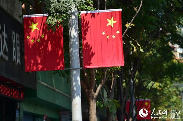 招展的五星红旗不仅扮靓主干道,还让市民感受到浓厚的节日氛围.